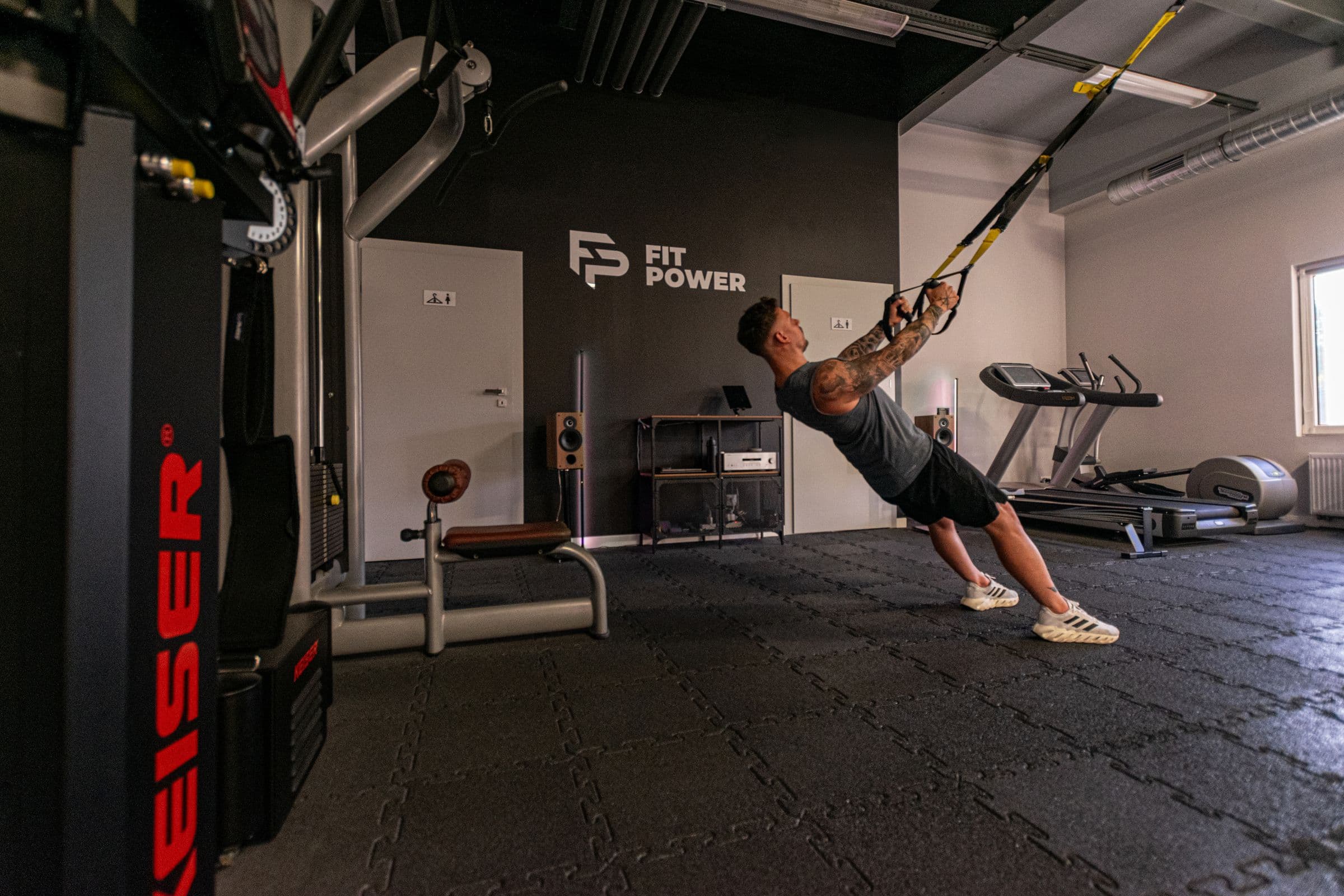 Przemysław Synoradzki podczas treningu TRX w studiu FitPower