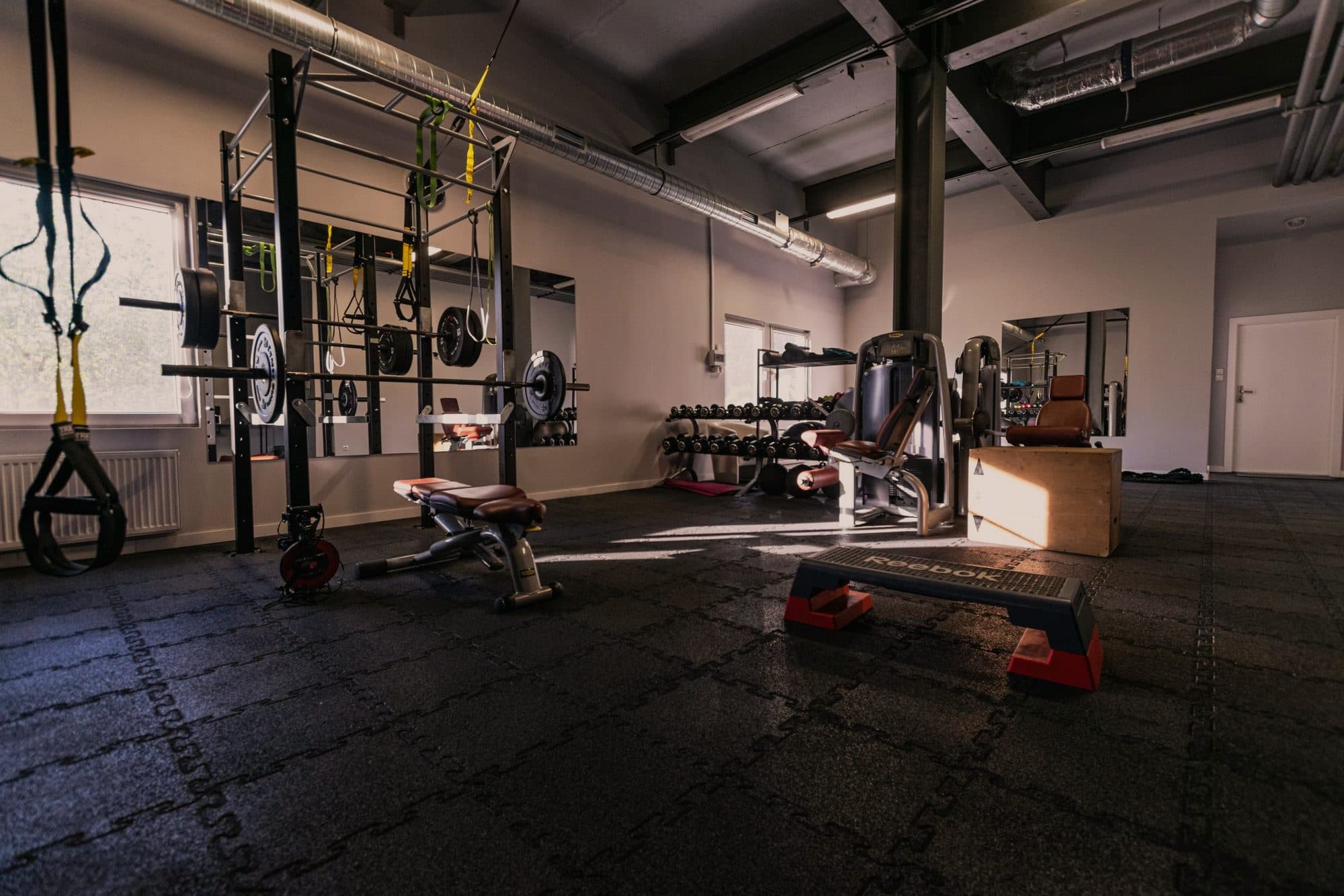 Strefa wolnych ciężarów w studiu FitPower