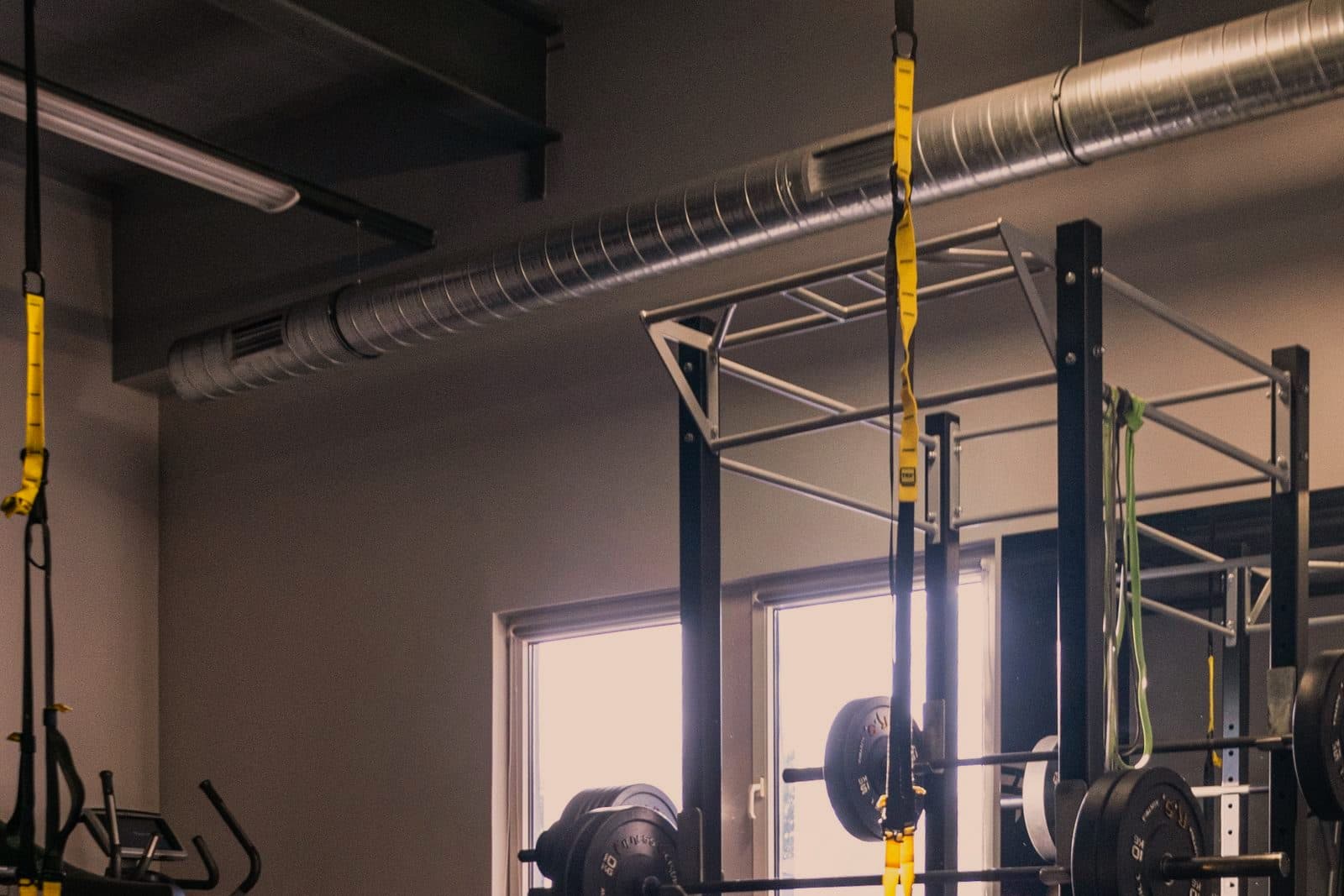 Stojak treningowy i TRX w studiu FitPower